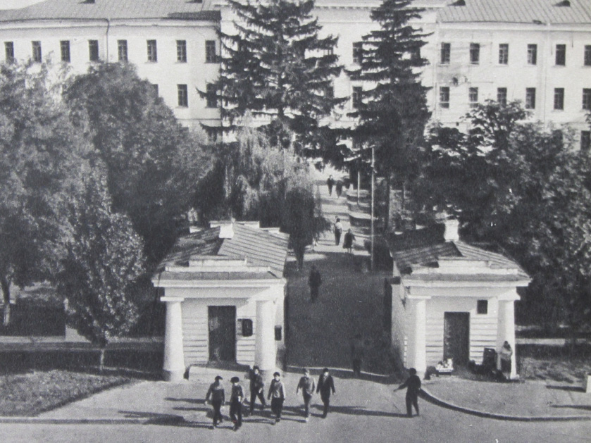 Технічний університет ім. Ю. Кондратюка відкрили в 1930 році. Раніше у цій будівлі розміщувався інститут шляхетних дівчат.