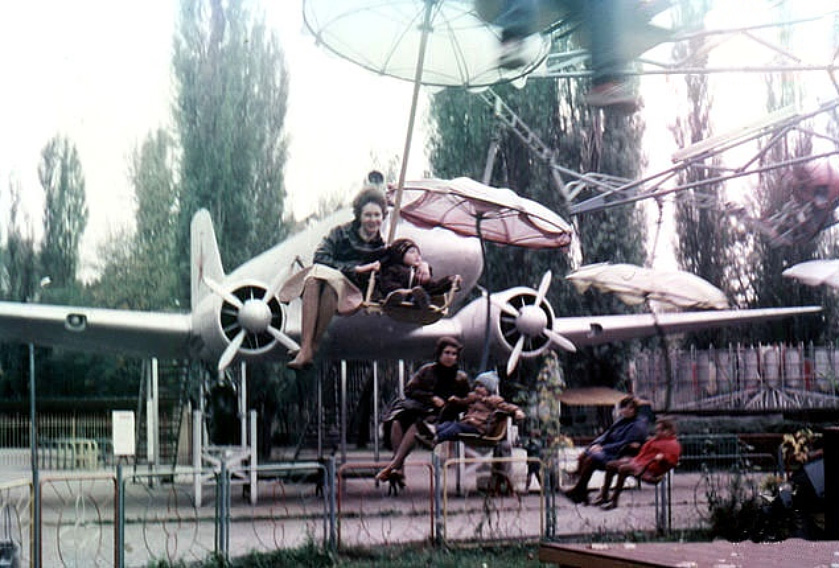 Біля дитячого майданчика у парку «Перемога» на постаменті стояв військово-транспортний літак «Лі-2». Всередині дітям показували мультфільми.