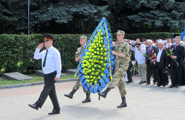 Возложение цветов к Вечному огню на Мемориале Солдатской Славы.