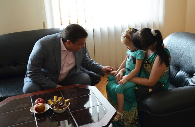 Андрій Пісоцький зустрівся з дівчинкою яка постраждала від халатності полтавських лікарів