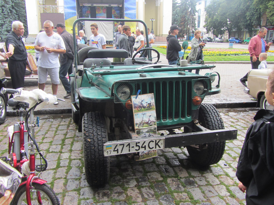 Willys MB (Виллис) — американський армійський автомобіль, цей — 1945 року