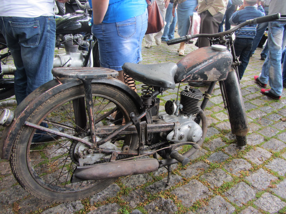 Німецький DKW 1939 року, з нього після війни скопіювали мотоцикл «Москва»