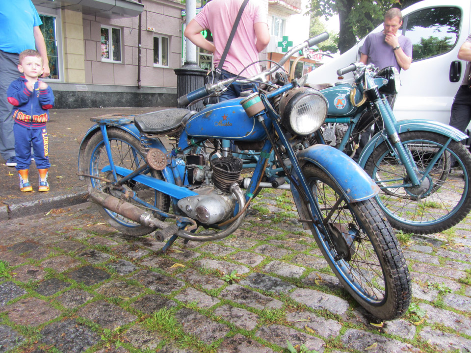 Повоєнний мотоцикл «Москва» в оригінальній синій фарбі — велика рідкість