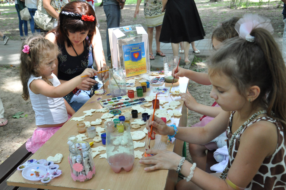 На фестивалі серед гостей були й діти, котрі проявляли свої таланти, розмальовуючи різноманітні фігурки.