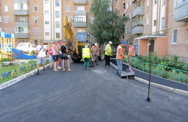 Робітники КП «ПМШЕД» кладуть новий асфальт у дворі
