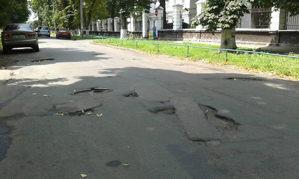 На фото: ділянка дороги по вул. Комсомольській біля обласної лікарні.