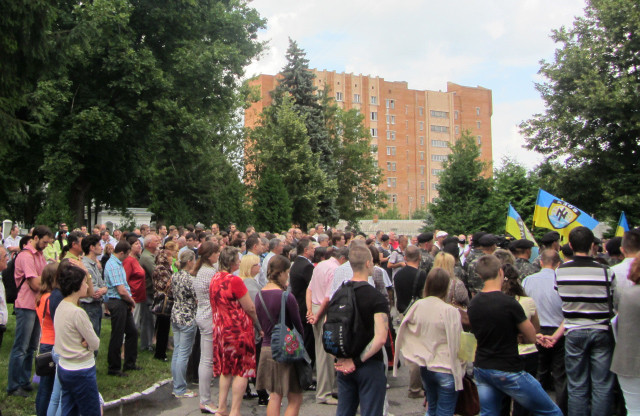 Полтавці зібралися біля ПНТУ на урочисте відкриття меморіальної дошки загиблому в АТО