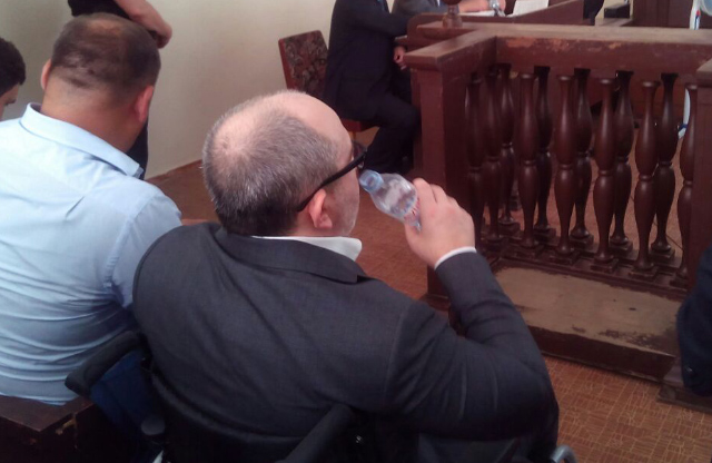 Геннадий Кернес запичвает лекарства в зале суда