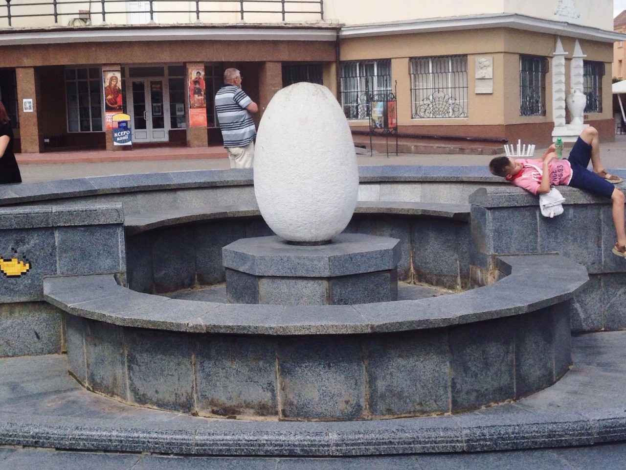 Пам'ятник яйцю