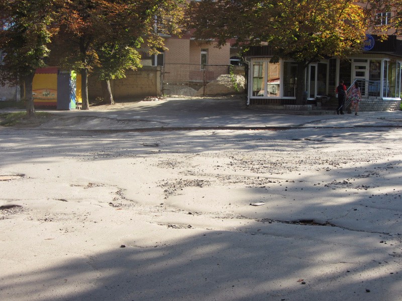 Розбитий асфальт на розі вулиць Козака та Сковороди, який комунальники не помічають роками