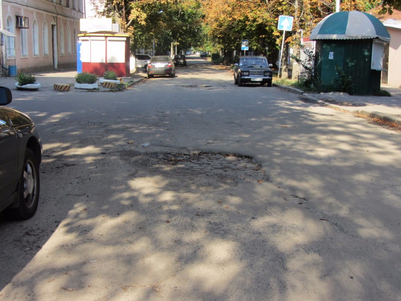 Розбитий асфальт на розі вулиць Козака та Сковороди, який комунальники не помічають роками