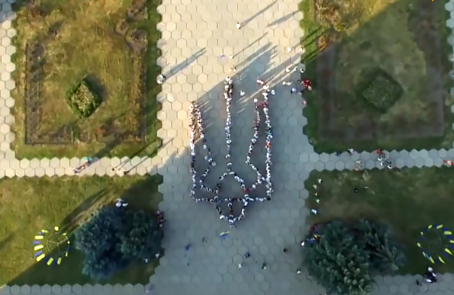 Близько 150 полтавців сформували 20-метровий «живий тризуб»