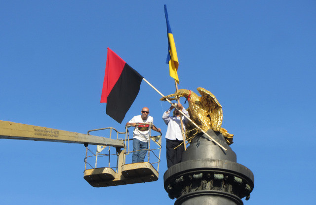 Прапор УПА та прапор України на Монументі Слави у Полтаві