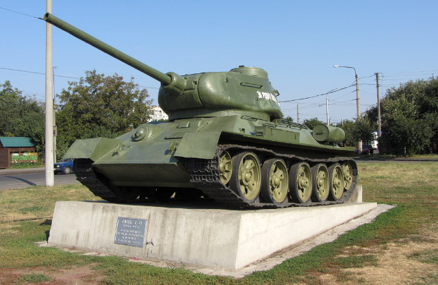 Пофарбований танк біля ТРЦ «Екватор»