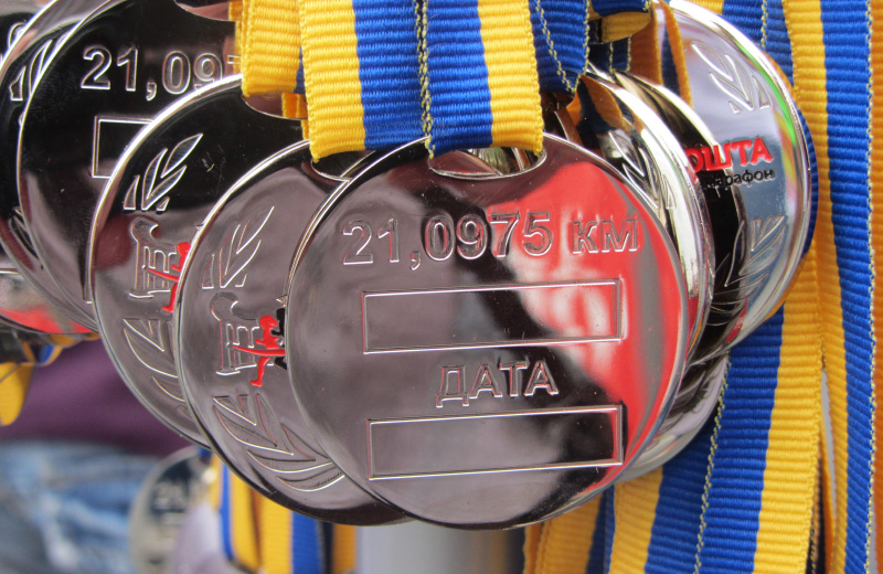 Медали победителям полтавского полумарафона