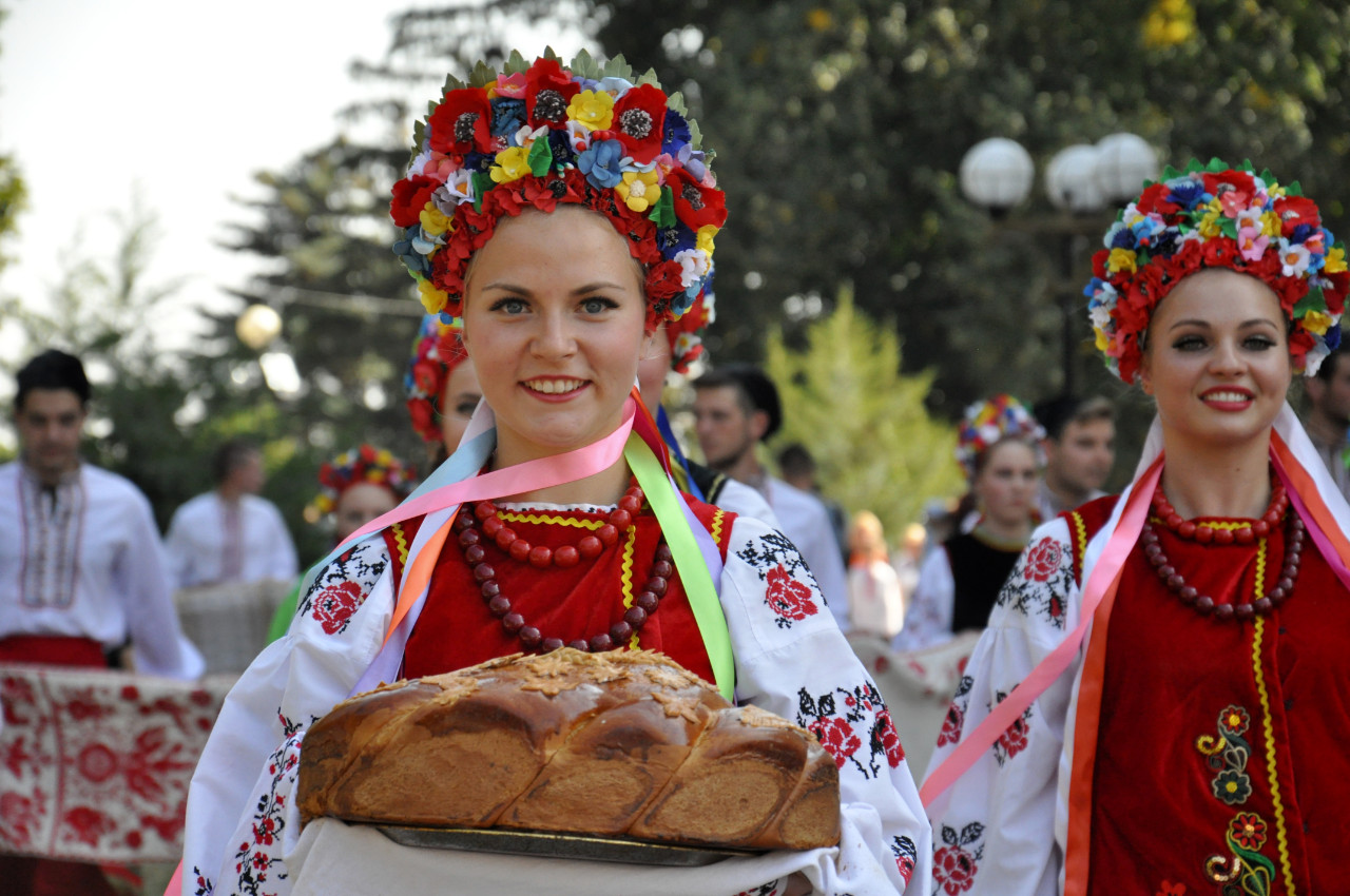 О 12:00 біля Білої альтанки відбулося урочисте відкриття параду «Полтава вишивана».
