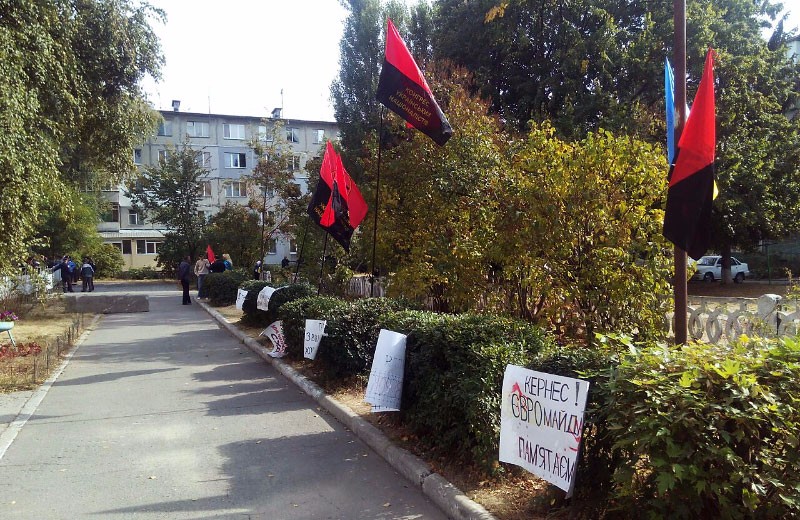 Красно-черные флаги перед зданием суда