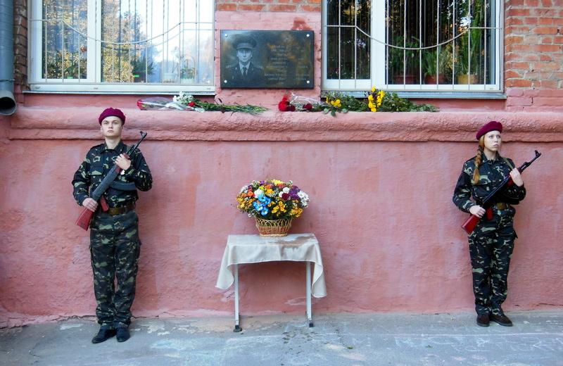 Меморіальна дошка Сергію Лимарю на стіні школи №9