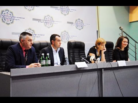 Милиция договаривается с журналистами выехать на офис "Совісті України" (2015.10.20, Полтава)
