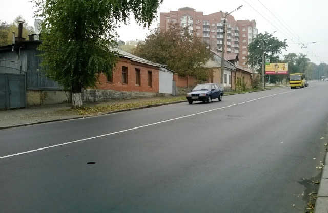 Отремонтированное дорожное покрытие на ул. Ленина с отверстием от пробы качества