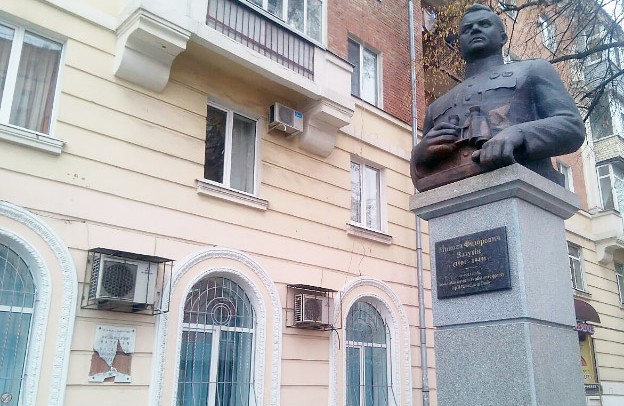 Пам’ятник та розбита пам’ятна дошка генералу Миколі Ватутіна 