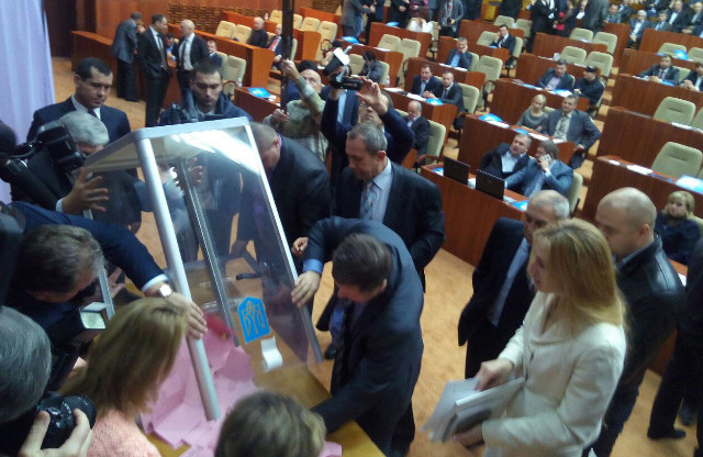 Депутаты закончили голосование и начали подсчёт голосов.