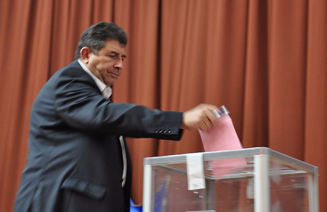 Александр Удовиченко голосует за главу облсовета