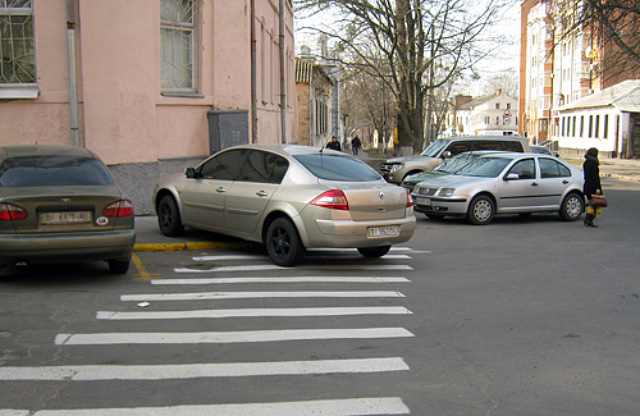 Парковка у райотдела на улице Комсомольской, 16