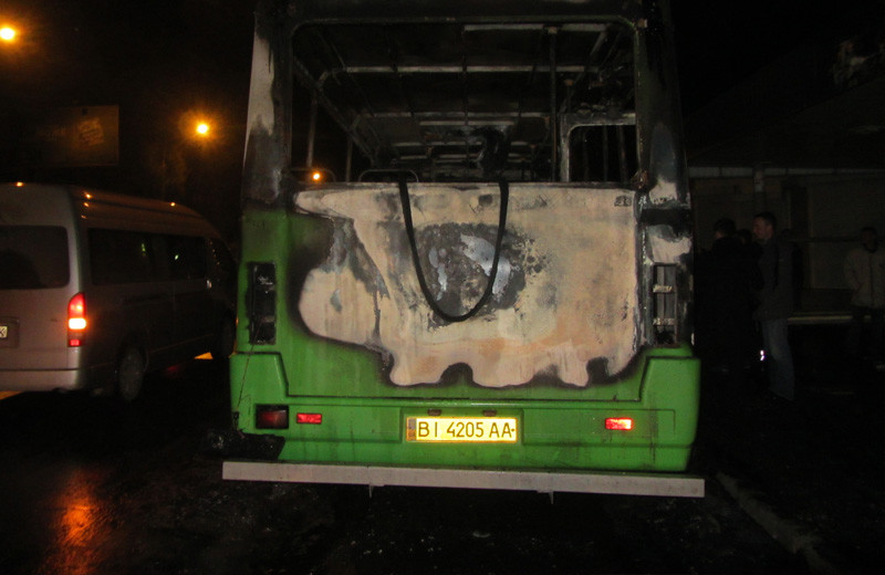 Сгоревший на остановке Фурманова в Полтаве автобус