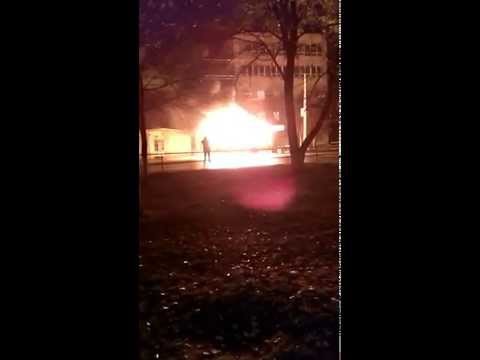 Автобус горит на остановке Фурманова 22.11.2015