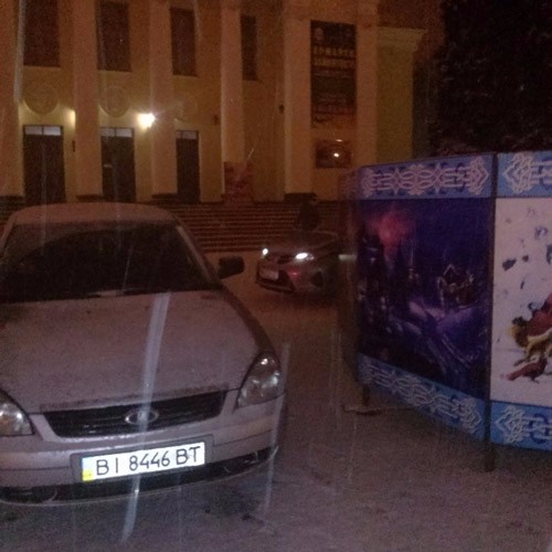Припаркованные машины у новогодней ёлки около здания ОЦЭВУМ