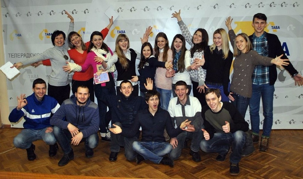 Олена Никифоренко зі своїми студійцями з МЕС