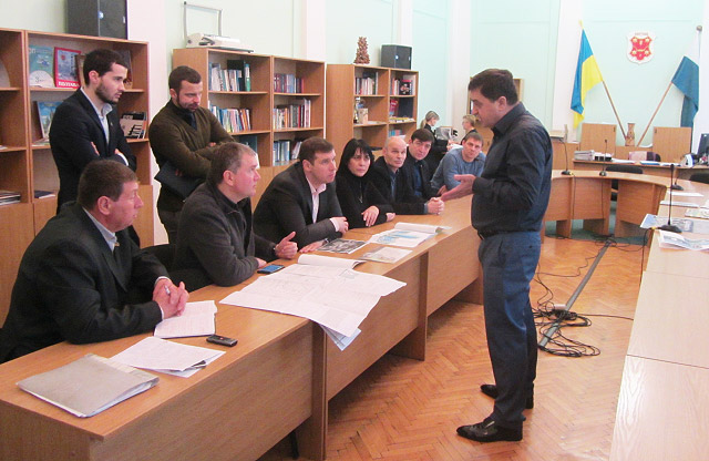 Леонід Соболєв (праворуч) та депутати Полтавської міської ради