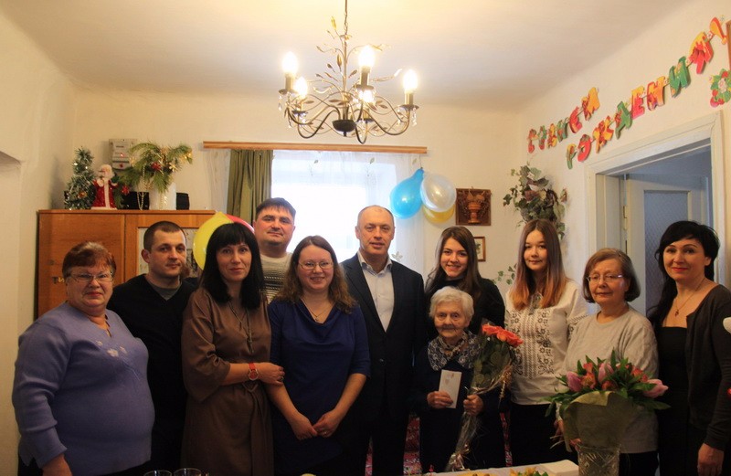 Василина Тимошенко разом з родичами та мером міста