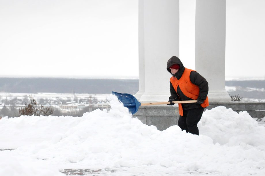 Коммунальщики старательно расчищают снег возле Белой беседки