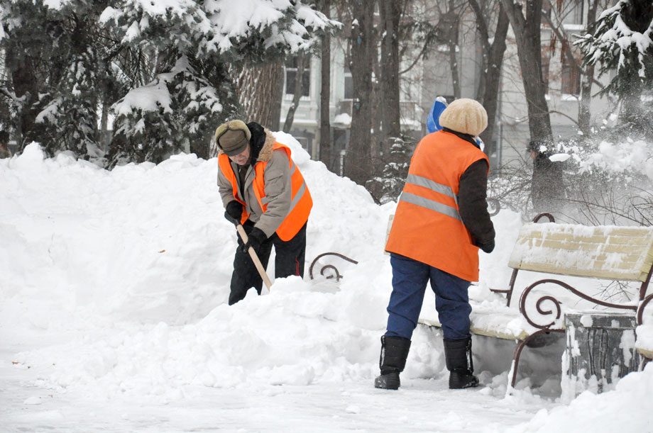 Уборка снега — нелегкая работа, особенно для пожилых людей