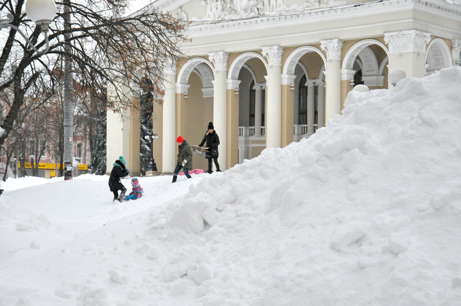 Снежные горки в центре города на радость детям