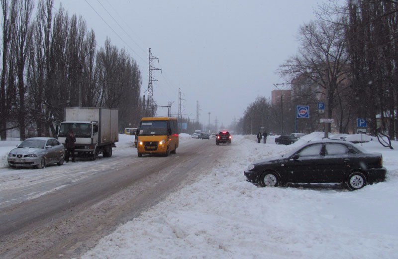 Автомобіль, який перекрив рух тролейбусів на Зіньківській