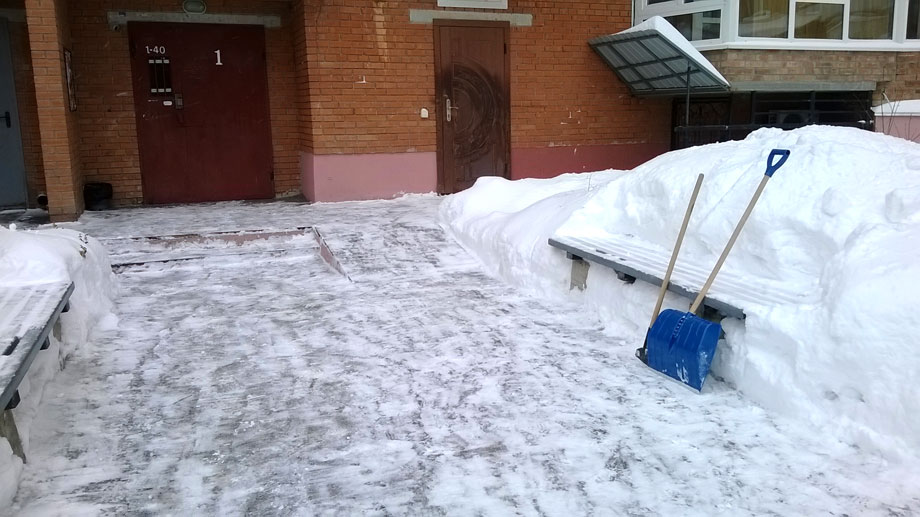 Жители самостоятельно расчистили снег у своего подъезда, не дожидаясь дворников