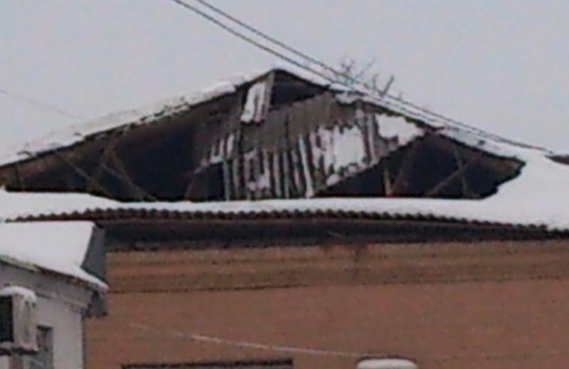 Провалившася крыша на одном из корпусов Полтавского областного управления СБУ