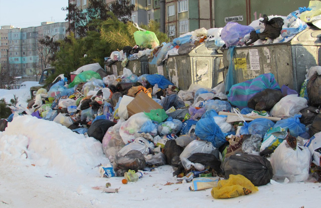Через сніг комунальники не можуть вивезти сміття