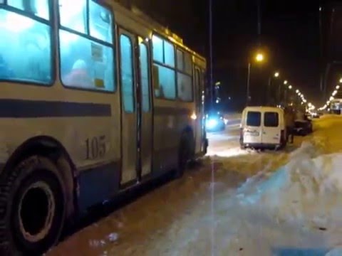 Брошенные авто мешают проезду троллейбусов  Полтава 2016