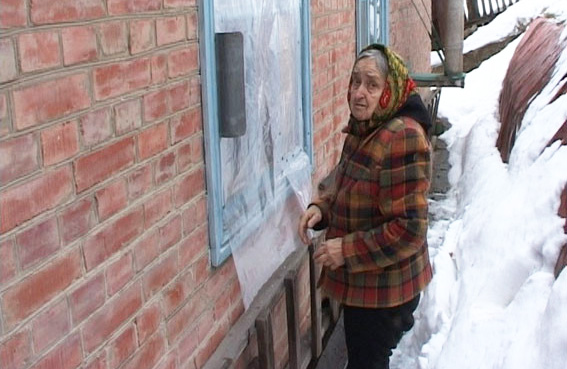 85-річна Раїса Іванівна біля розбитого вікна власного будинку
