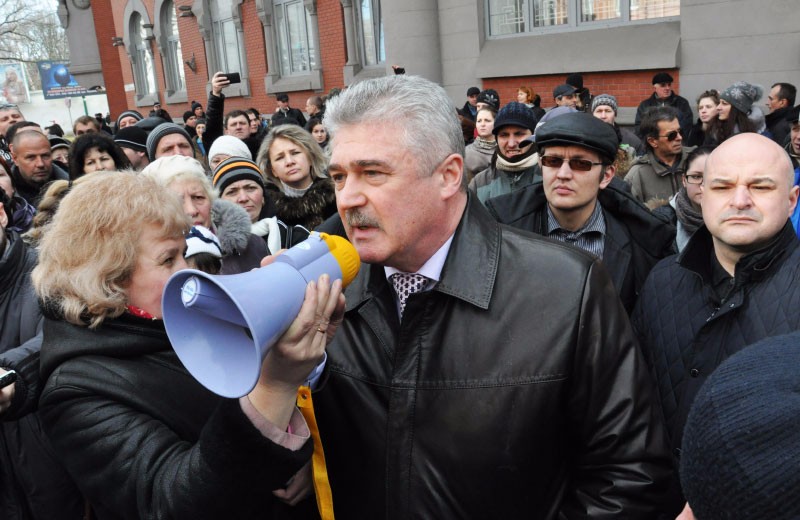 Юрій Парамонов біля УСБУ в Полтавській області (19.02.2014)