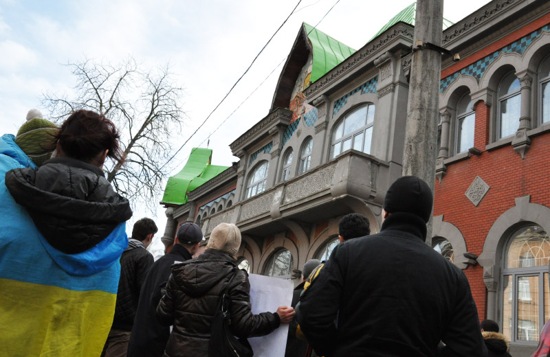«Євромайданівці» біля УСБУ в Полтавській області (19.02.2014)