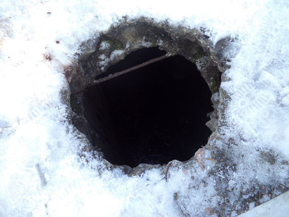 Открытая канализационная яма, в которую упала женщина