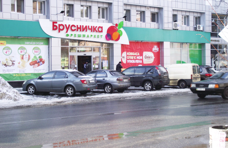 Місце можливого розташування нової зупинки (вул. Жовтнева, 43)