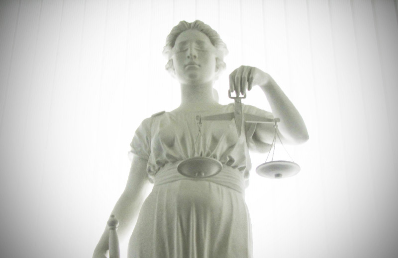 Cтатуя Феміди у Апеляційному суді Полтавської області