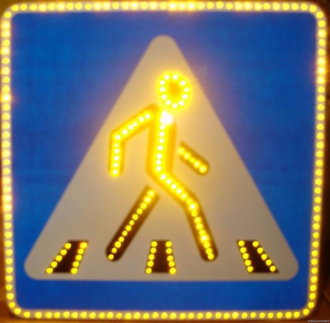 Дорожній знак «Пішохідний перехід» з світлодіодною підсвіткою