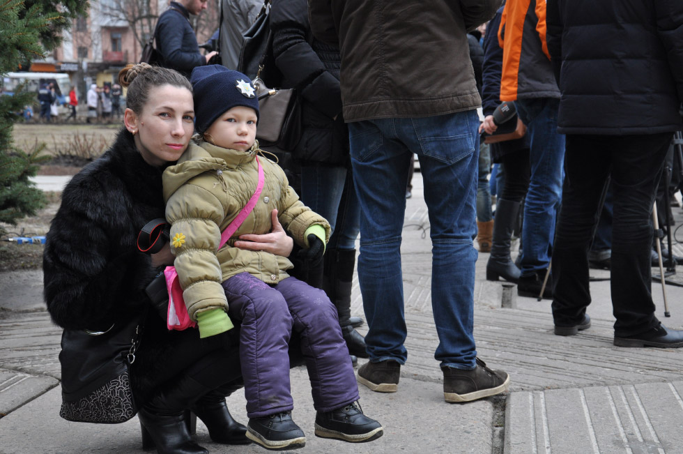 Також подивитись присягу прийшли родичі та близькі нових поліцейських. На фото — дружина та донька одного з полтавських патрульних.